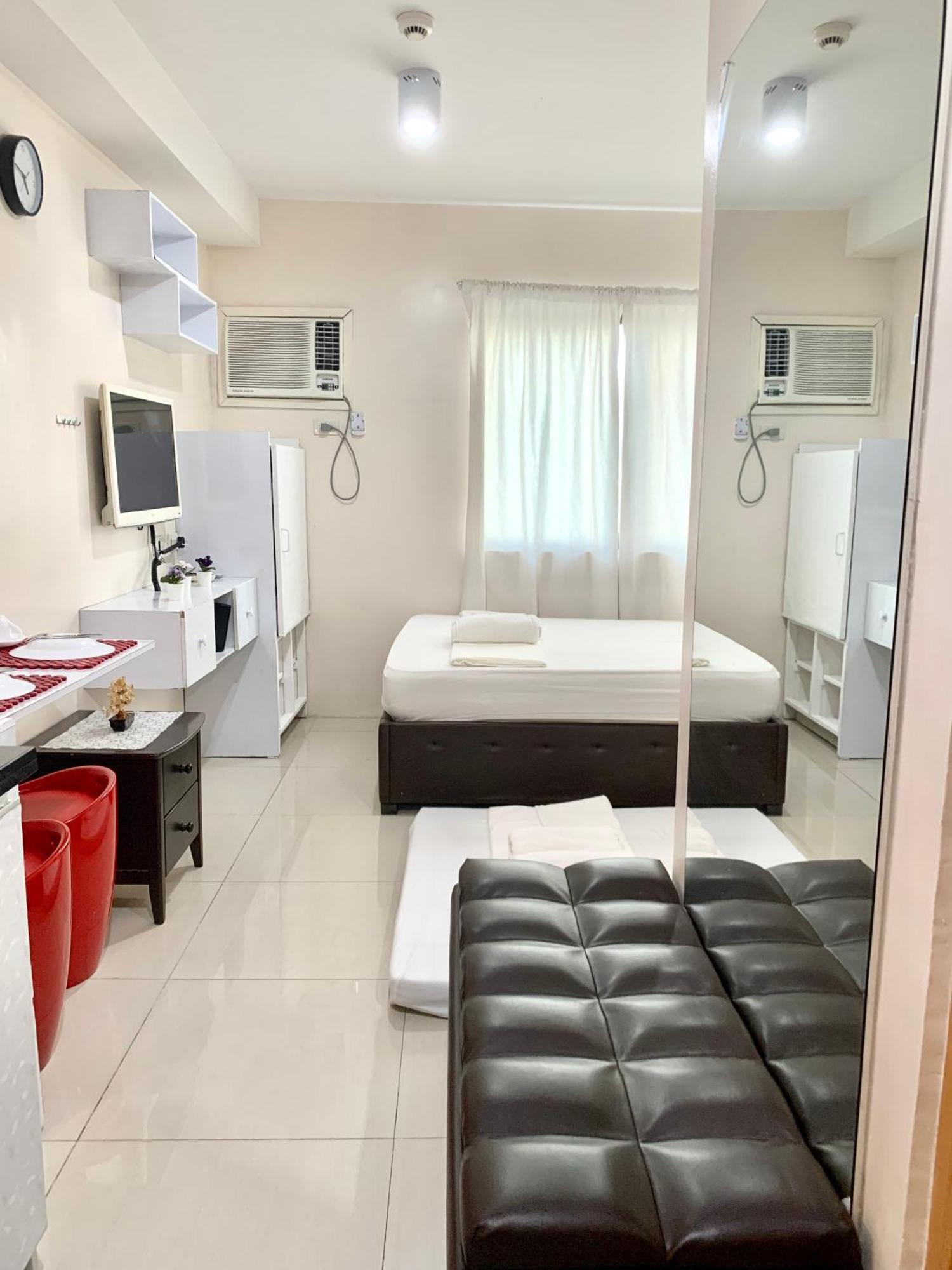 The Persimmon Studios Near Ayala And Sm City Cebu Room photo